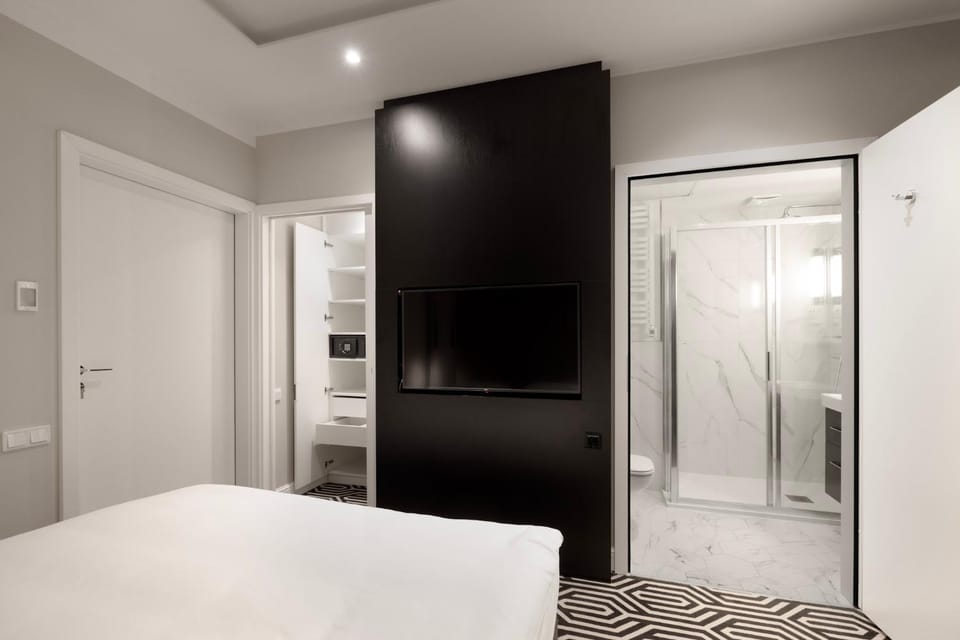 Shower, Bed, Bathroom, Photo of the whole room, Bedroom, wardrobe