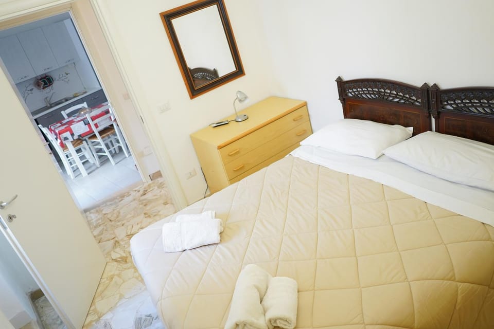 Bed, Bedroom, towels