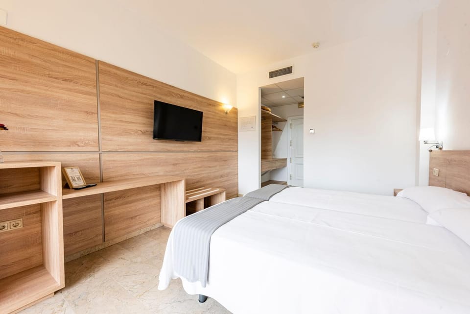 Bed, TV and multimedia, Photo of the whole room, Bedroom, hair dresser, wardrobe