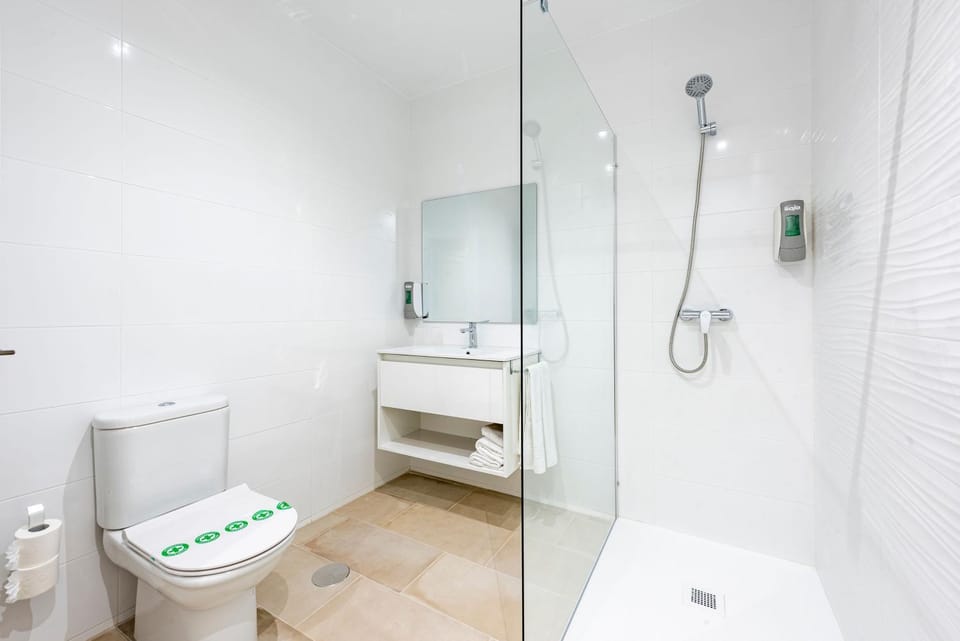 Shower, Toilet, Bathroom, towels