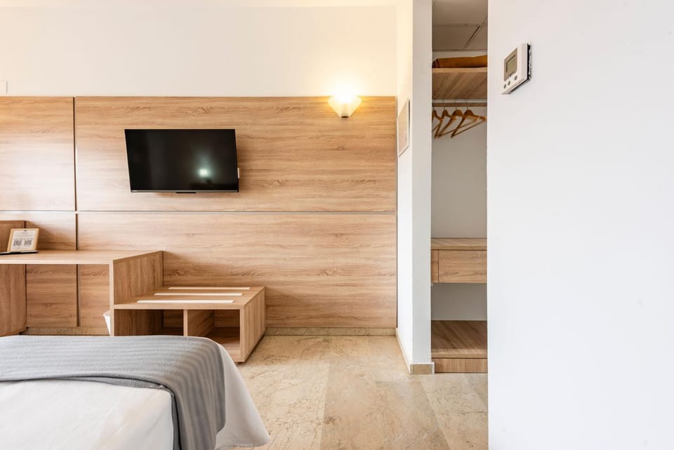 Bed, TV and multimedia, Photo of the whole room, Bedroom, wardrobe