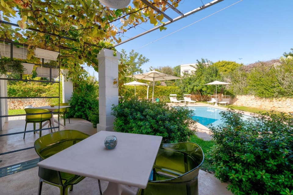 Property building, Patio, Spring, Day, Garden, View (from property/room), Balcony/Terrace, Dining area, Garden view, Pool view, Swimming pool, sunbed