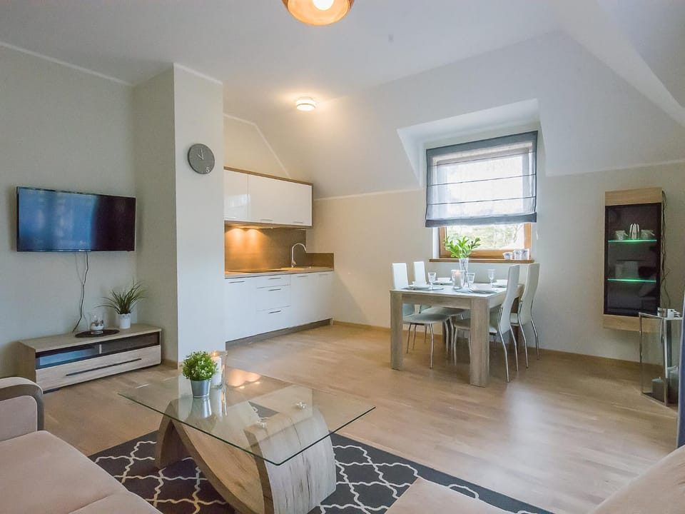 TV and multimedia, Kitchen or kitchenette, Living room, Seating area, Dining area