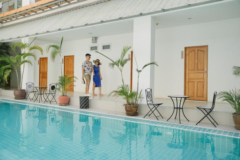 Property building, People, Balcony/Terrace, Swimming pool, group of guests