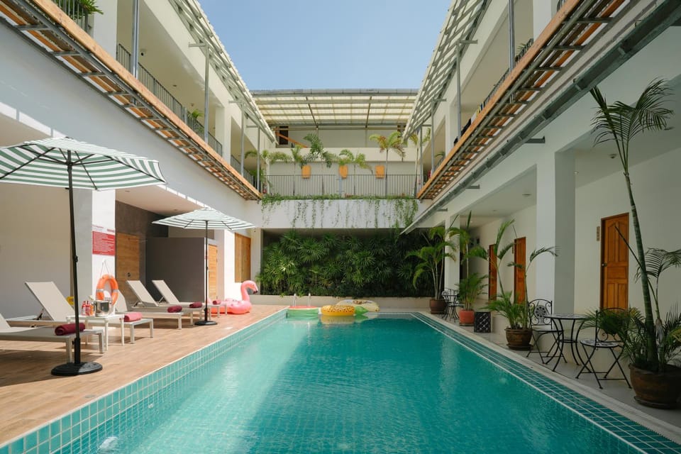 Patio, Activities, Swimming pool, sunbed