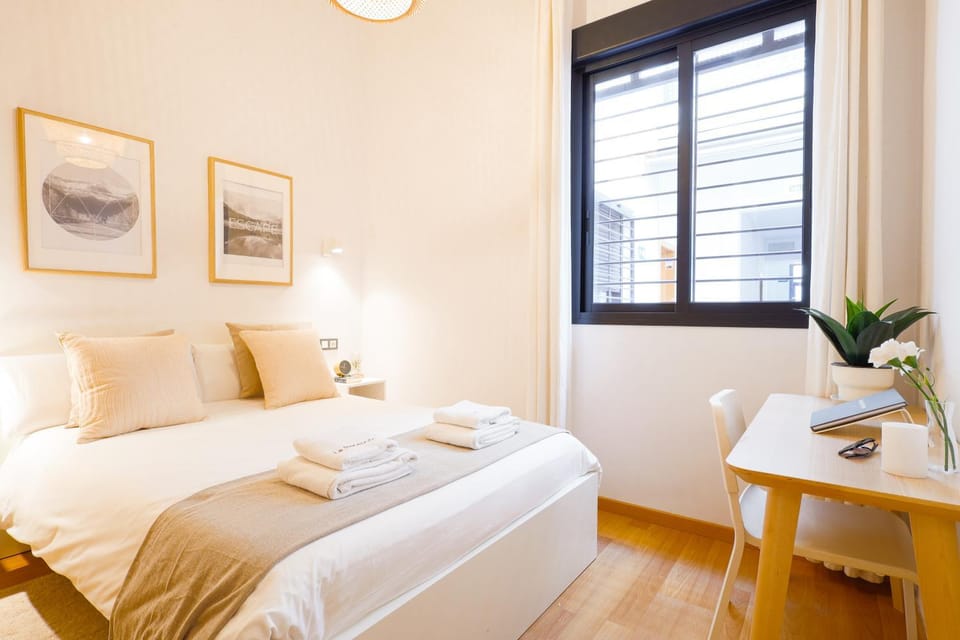 Bedroom, towels