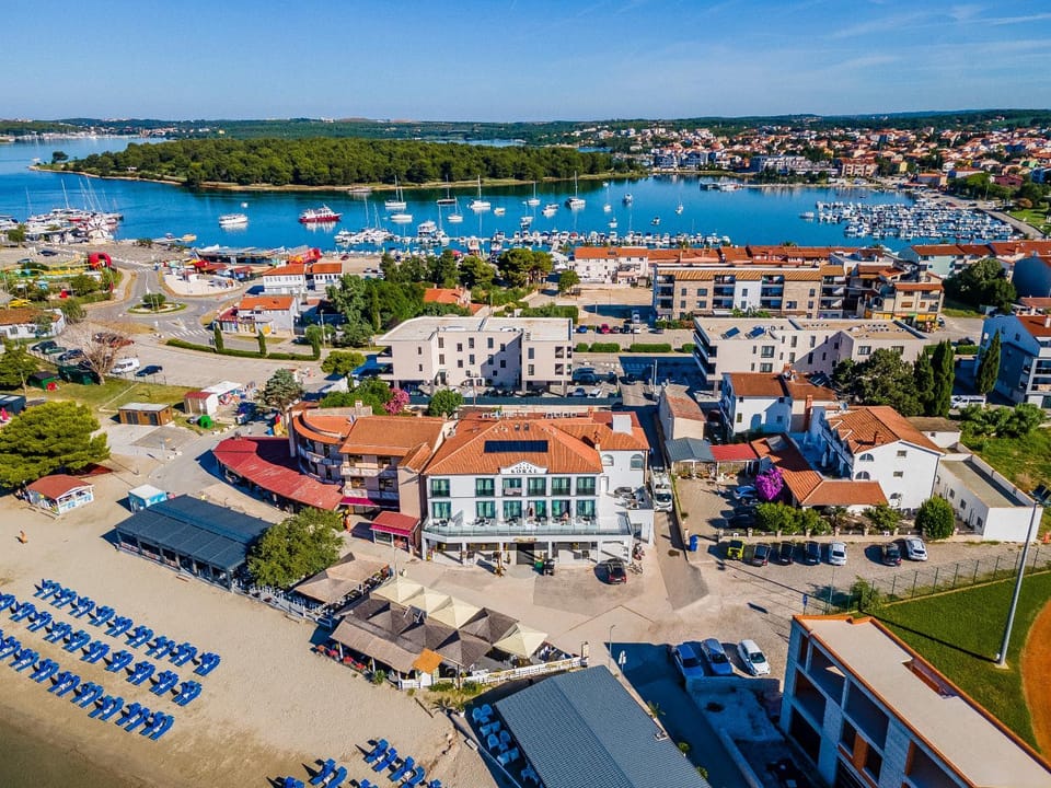 Restaurant/places to eat, Location