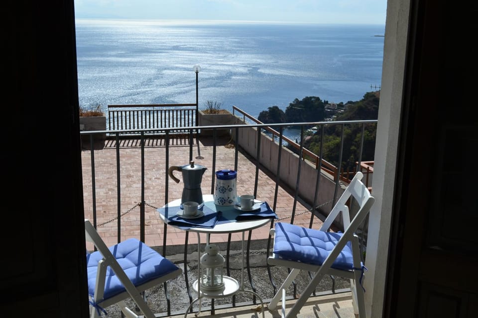 Photo of the whole room, Sea view