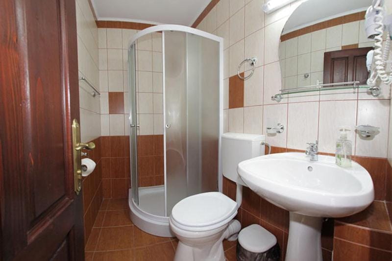 Shower, Toilet