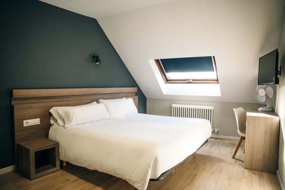 Bed, TV and multimedia, Photo of the whole room, Bedroom