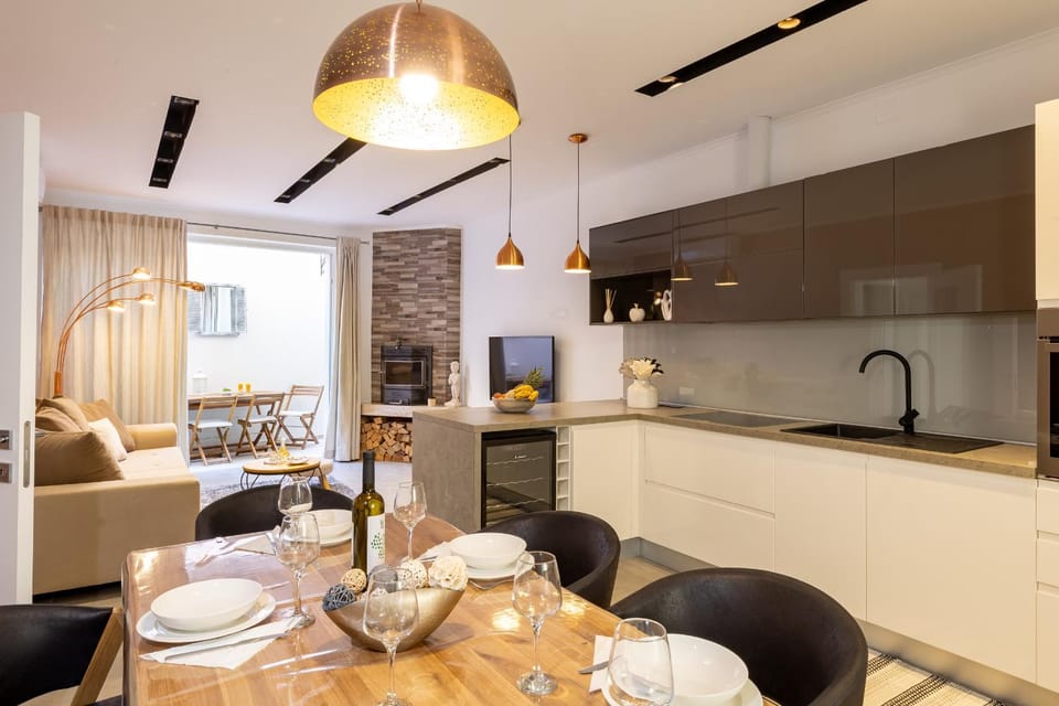 Kitchen or kitchenette, Living room, stove
