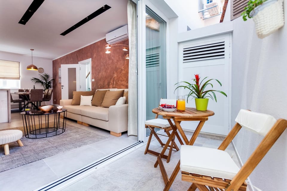 Balcony/Terrace, Seating area, Dining area, air conditioner