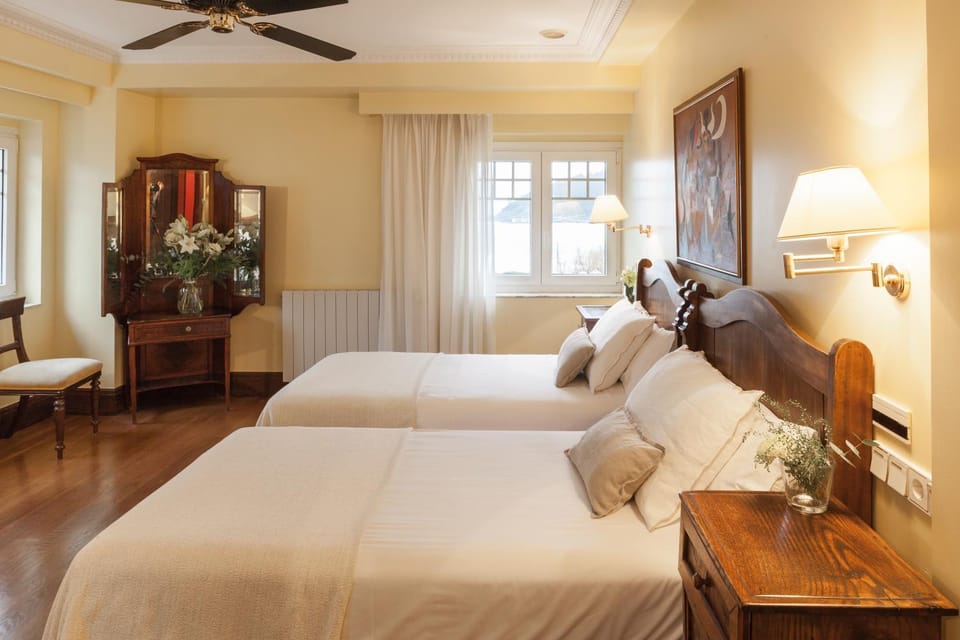 Photo of the whole room, Sea view