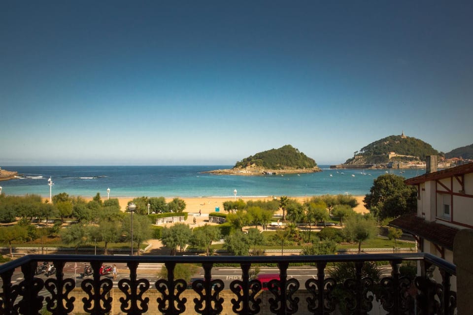 Balcony/Terrace, City view, Landmark view, Sea view, Street view