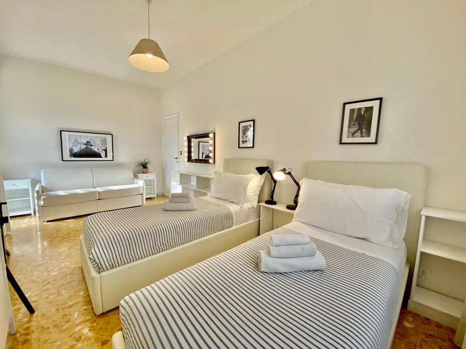 Bed, Living room, Other, Photo of the whole room, Decorative detail, Seating area, Bedroom
