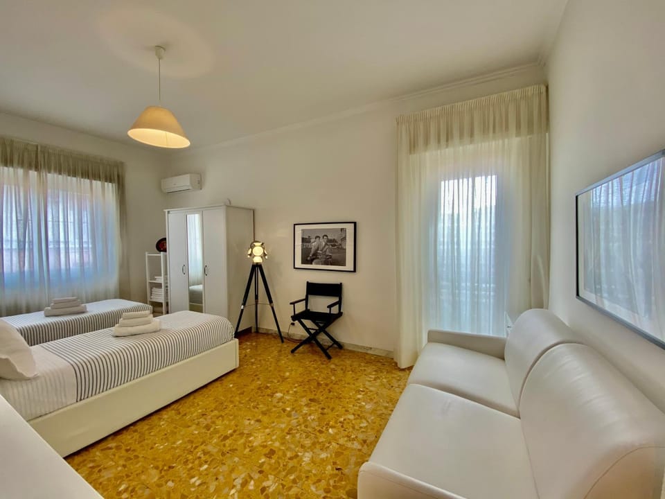 Bed, Living room, Other, Photo of the whole room, Decorative detail, Seating area, Bedroom