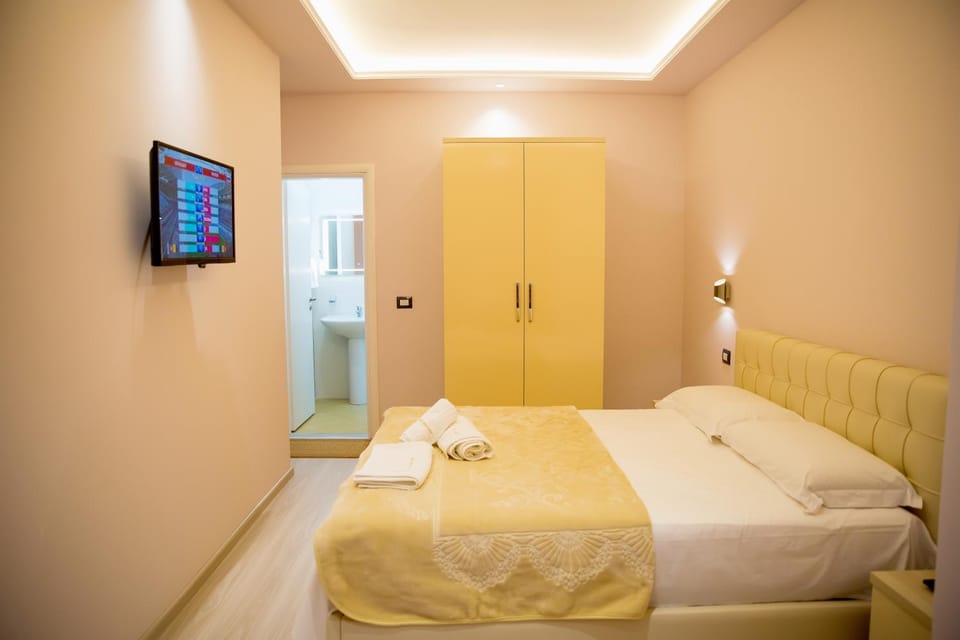 Bed, TV and multimedia, Photo of the whole room, Bedroom, towels, wardrobe