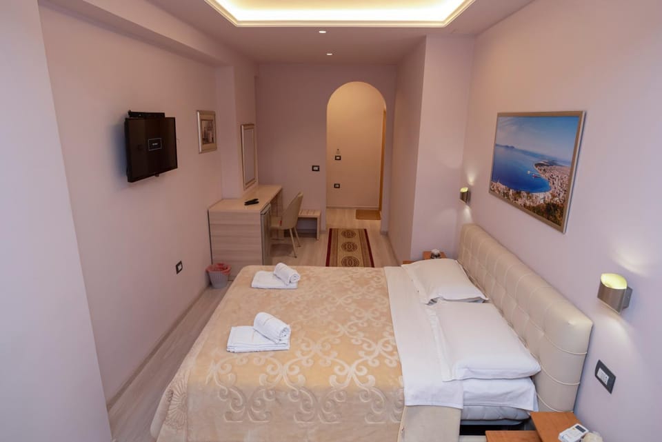 Bed, TV and multimedia, Photo of the whole room, Bedroom, towels