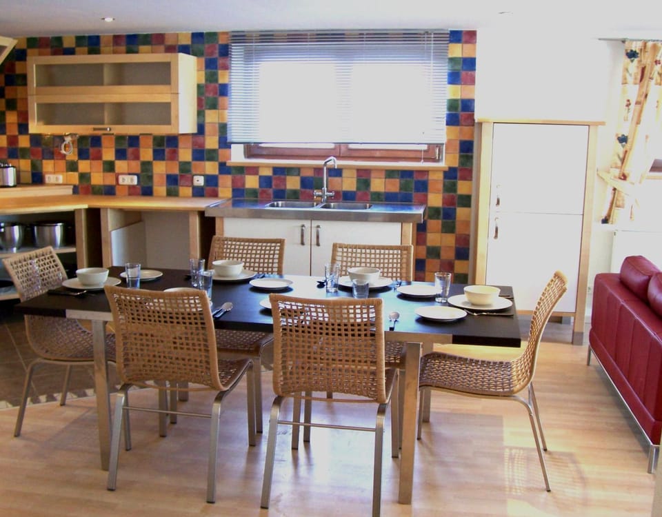 Kitchen or kitchenette, Dining area