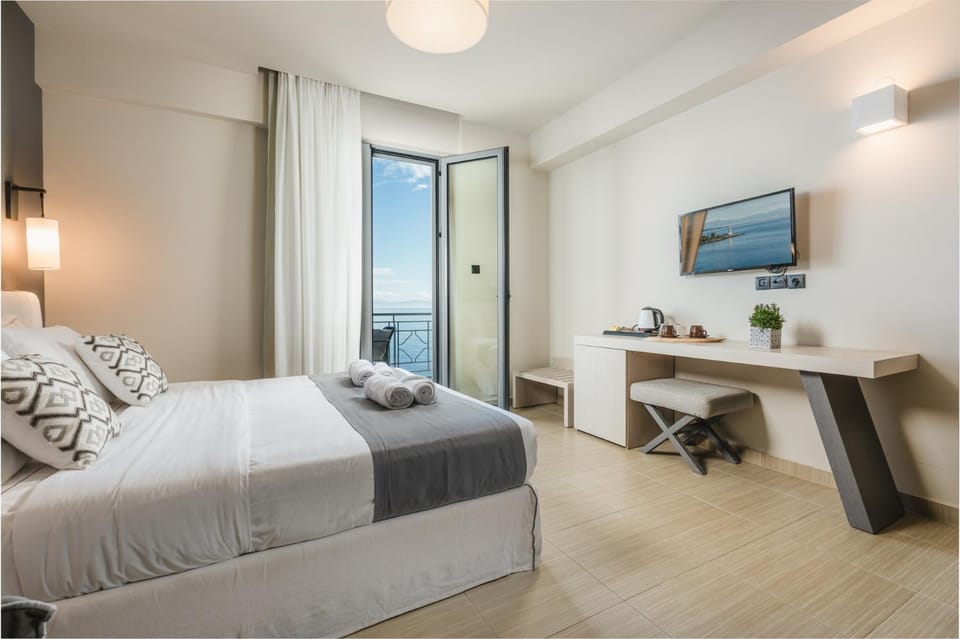 Bed, TV and multimedia, Bedroom