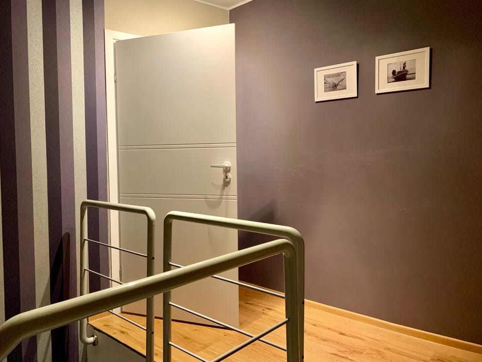 Facade/entrance, bunk bed