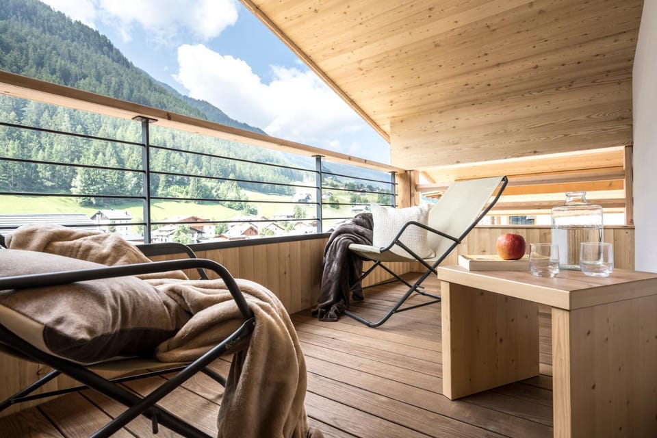 Natural landscape, View (from property/room), Balcony/Terrace, Seating area, Mountain view