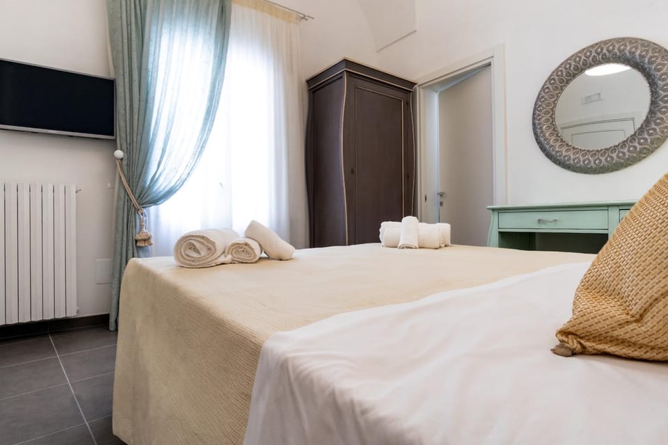 Bed, TV and multimedia, Photo of the whole room, Seating area, Bedroom