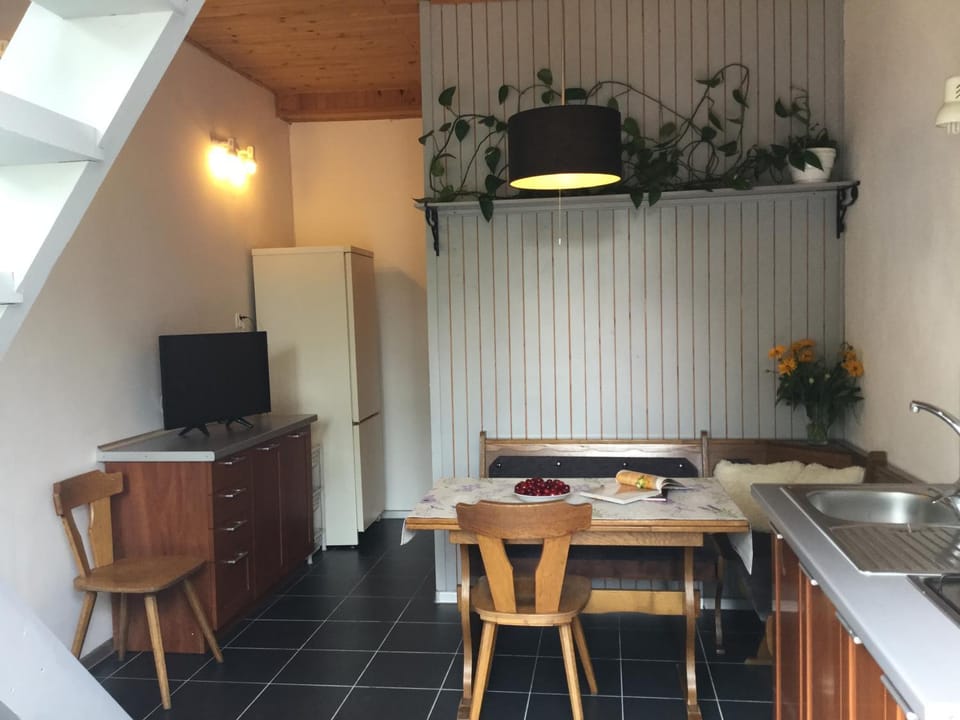 Kitchen or kitchenette, Seating area, Dining area
