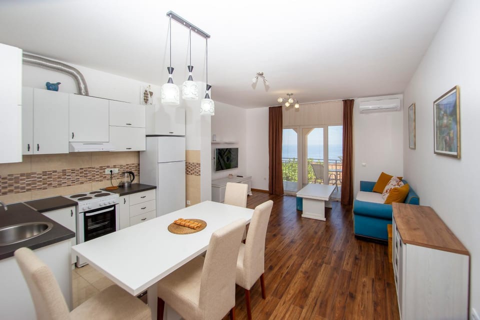 TV and multimedia, Kitchen or kitchenette, Living room, Seating area, Dining area, stove