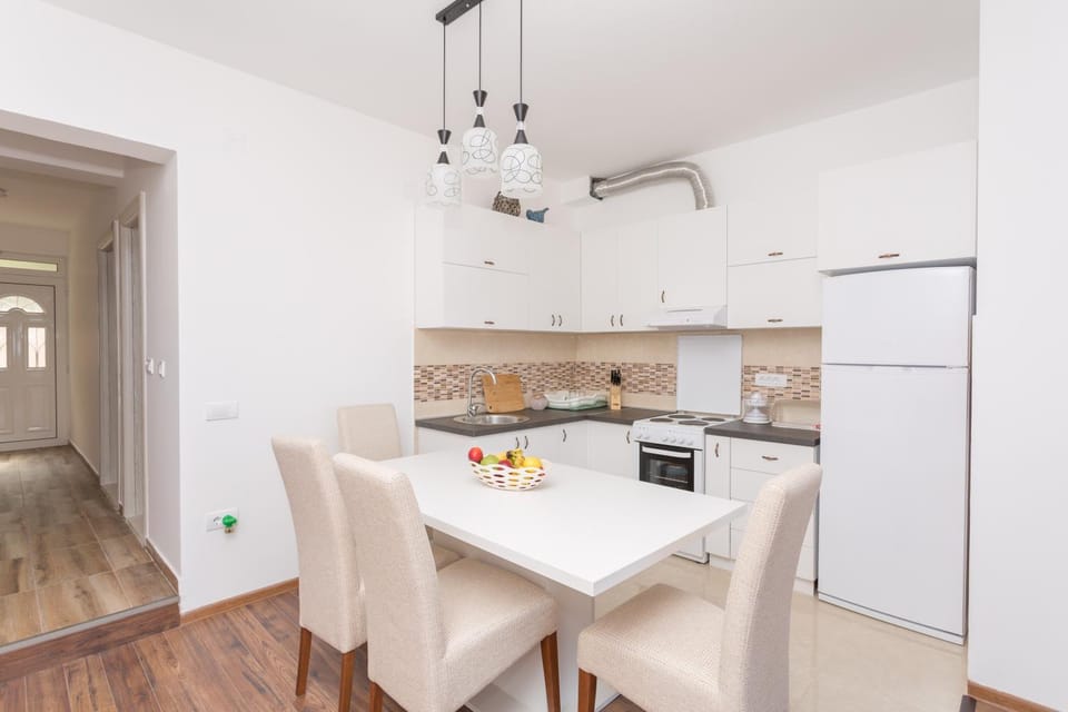 Coffee/tea facilities, Kitchen or kitchenette, Seating area, Dining area, stove