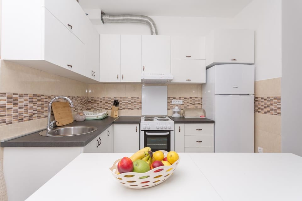 Coffee/tea facilities, Kitchen or kitchenette, Dining area