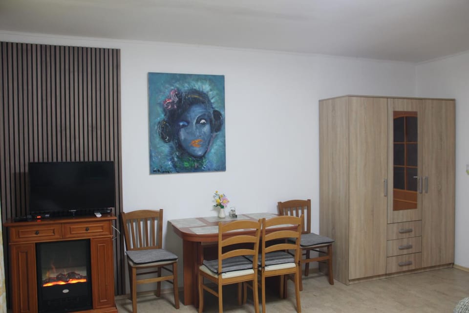 TV and multimedia, Living room, Seating area, Dining area, fireplace
