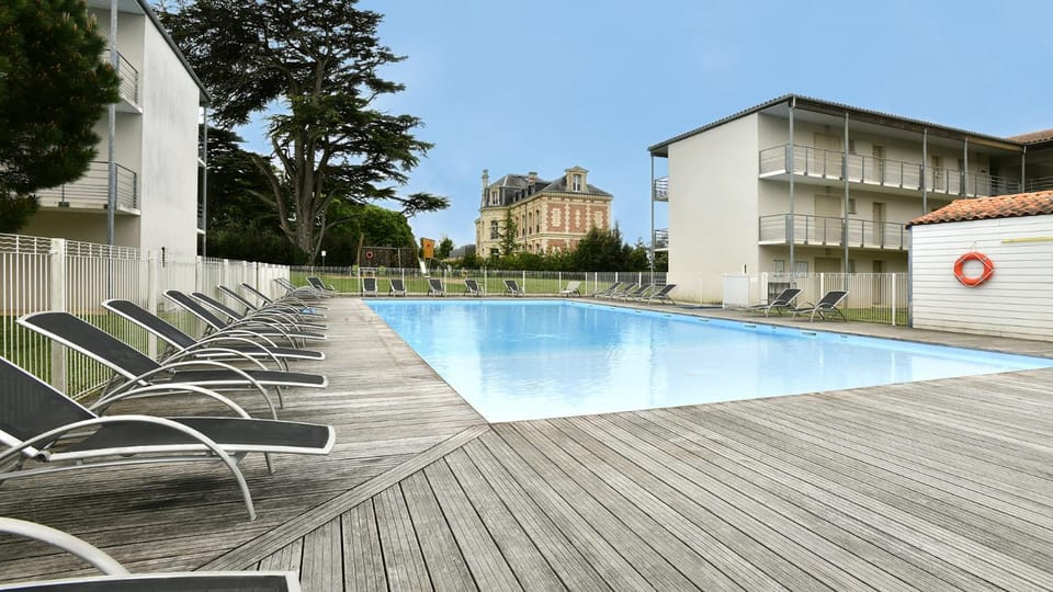 Swimming pool, Swimming pool