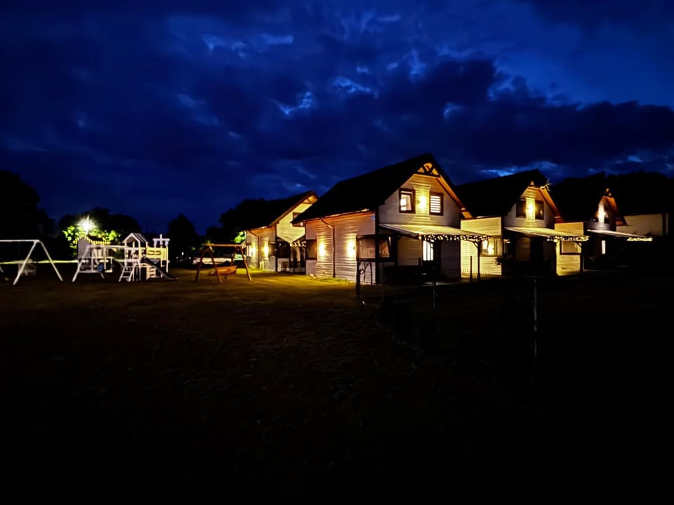Białe Domki Mrzeżyno, domki dla rodzin, ogród, plac zabaw Nature lodge in West Pomeranian Voivodeship, Poland
