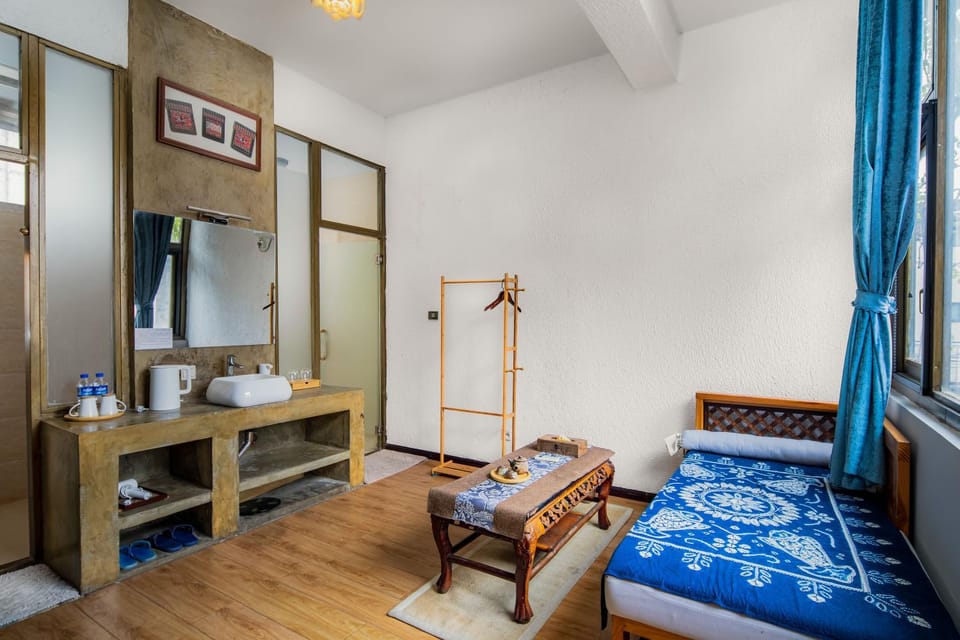 Toilet, Living room, Seating area, Dining area