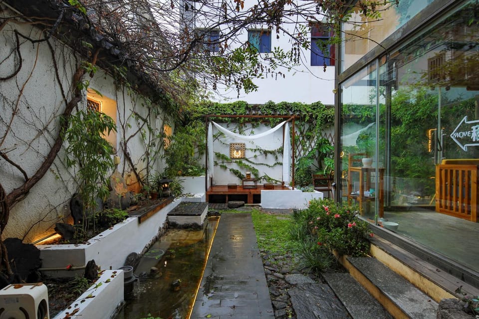 Property building, Garden, Lounge or bar, Garden view