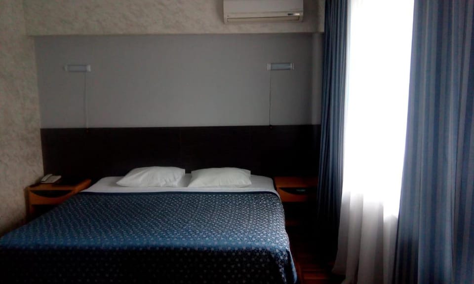 Bed, Photo of the whole room, air conditioner