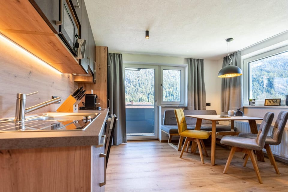Kitchen or kitchenette, Seating area, Dining area