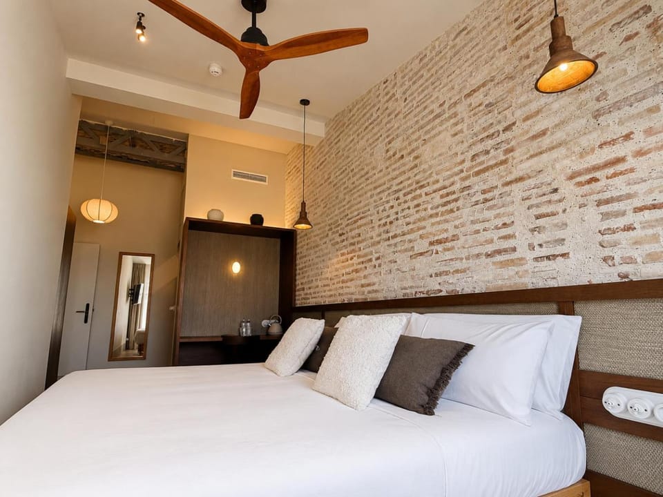 Bed, Photo of the whole room, Decorative detail, Inner courtyard view, furniture, heating, towels, air conditioner
