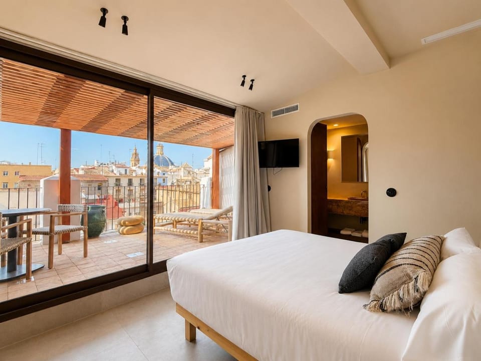 View (from property/room), Balcony/Terrace, Photo of the whole room, Decorative detail, City view, Landmark view, Street view, Area and facilities, furniture, towels, air conditioner