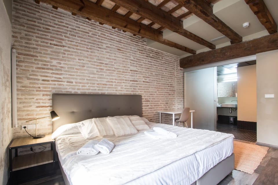 Bed, Photo of the whole room, Bedroom