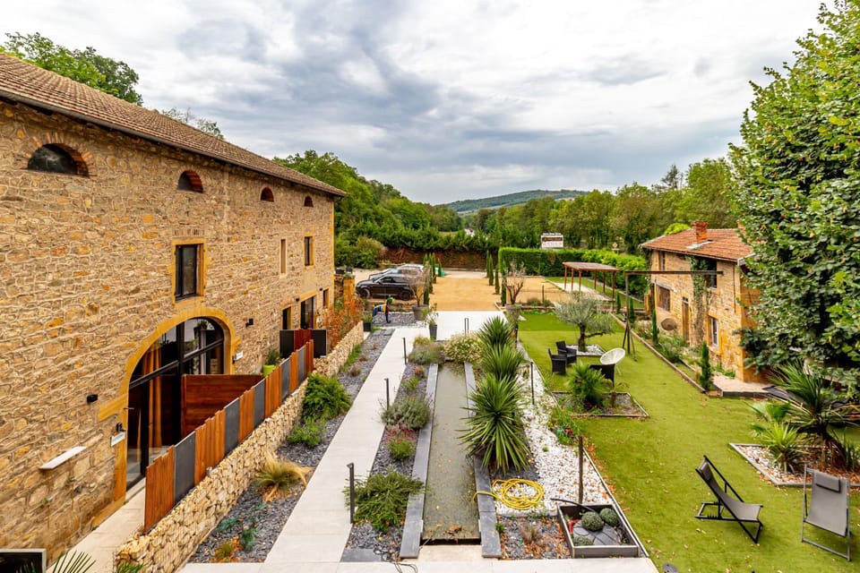 Property building, Day, Garden, Parking