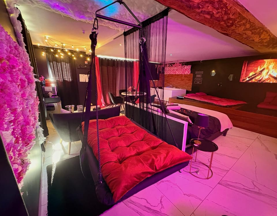 Bed, TV and multimedia, Photo of the whole room, Bedroom