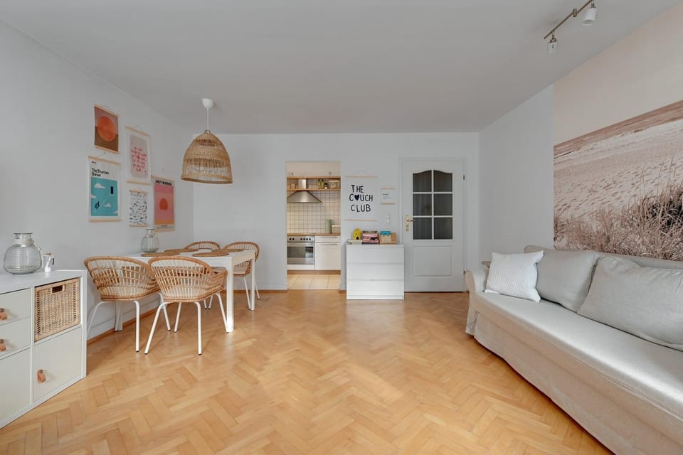 Kitchen or kitchenette, Living room, Seating area, Dining area