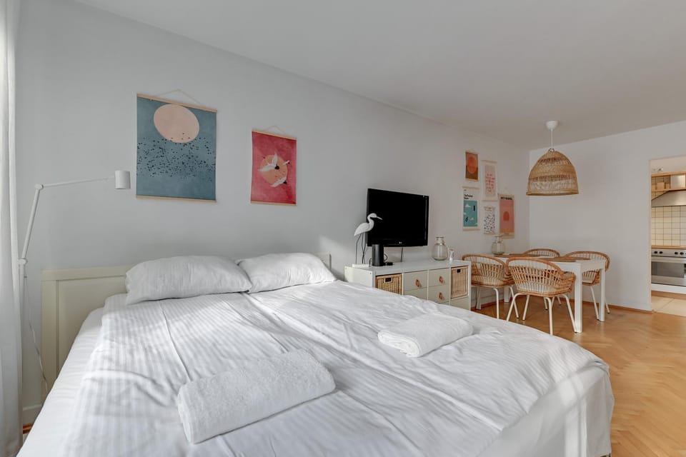 Communal lounge/ TV room, Bed, TV and multimedia, Kitchen or kitchenette, Living room, Photo of the whole room, Seating area, Dining area, Bedroom
