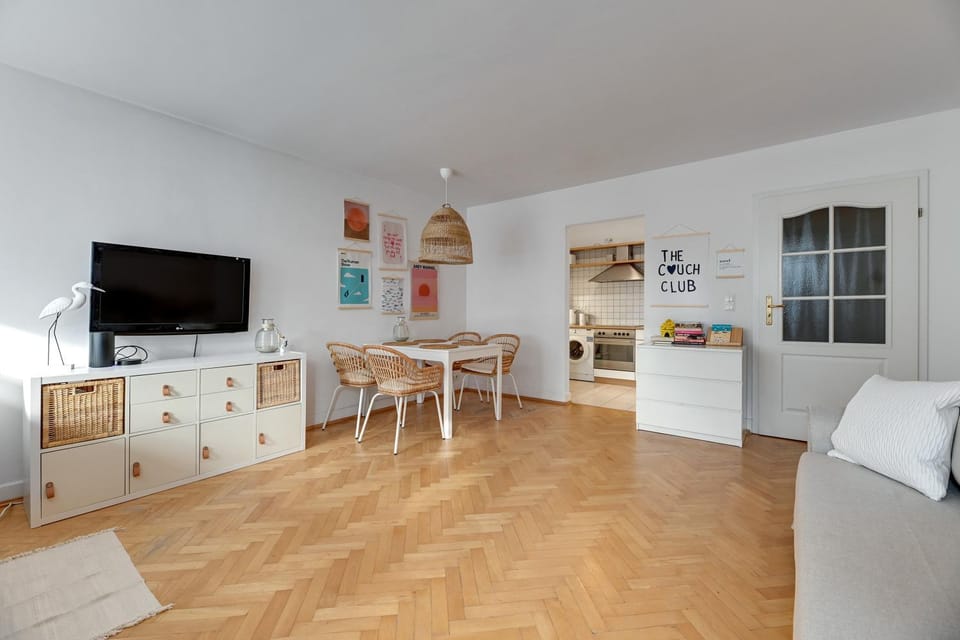 Communal lounge/ TV room, TV and multimedia, Kitchen or kitchenette, Living room, Seating area, Dining area