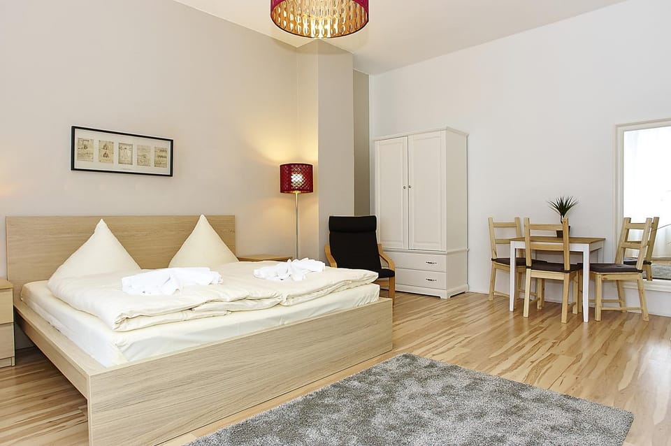 Bed, TV and multimedia, View (from property/room), Seating area, Bedroom