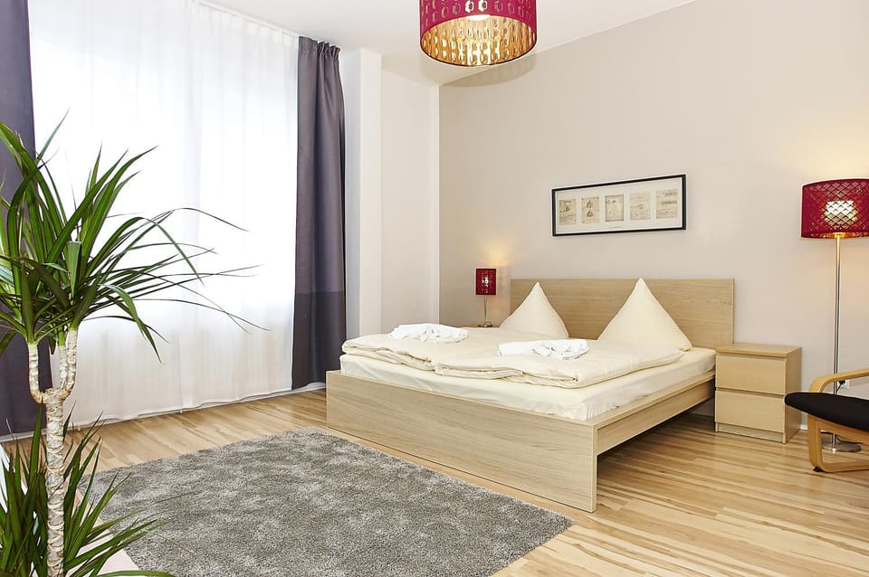 Bed, TV and multimedia, View (from property/room), Decorative detail, Bedroom