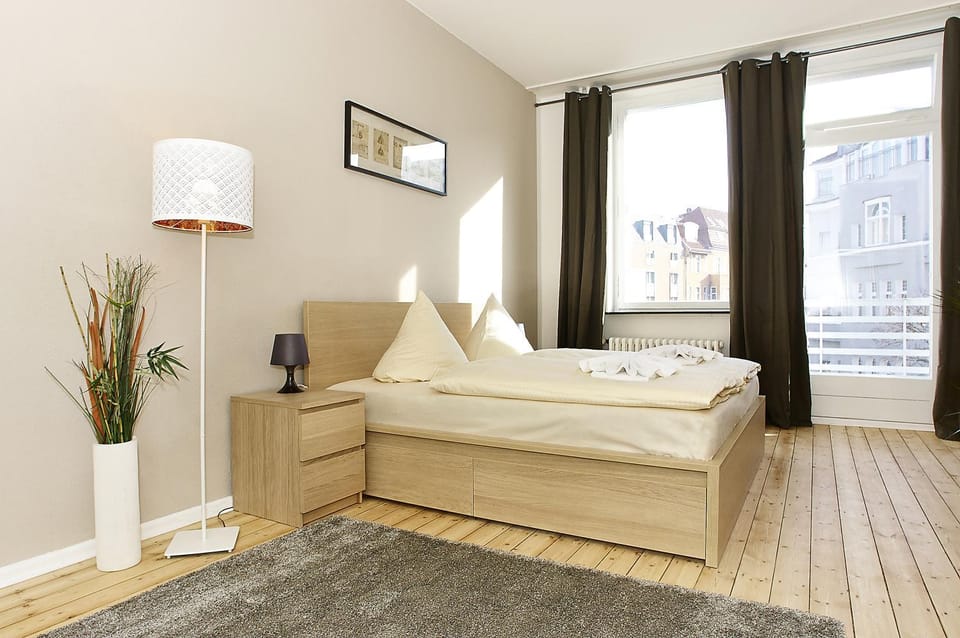 Bed, TV and multimedia, Seating area, Bedroom