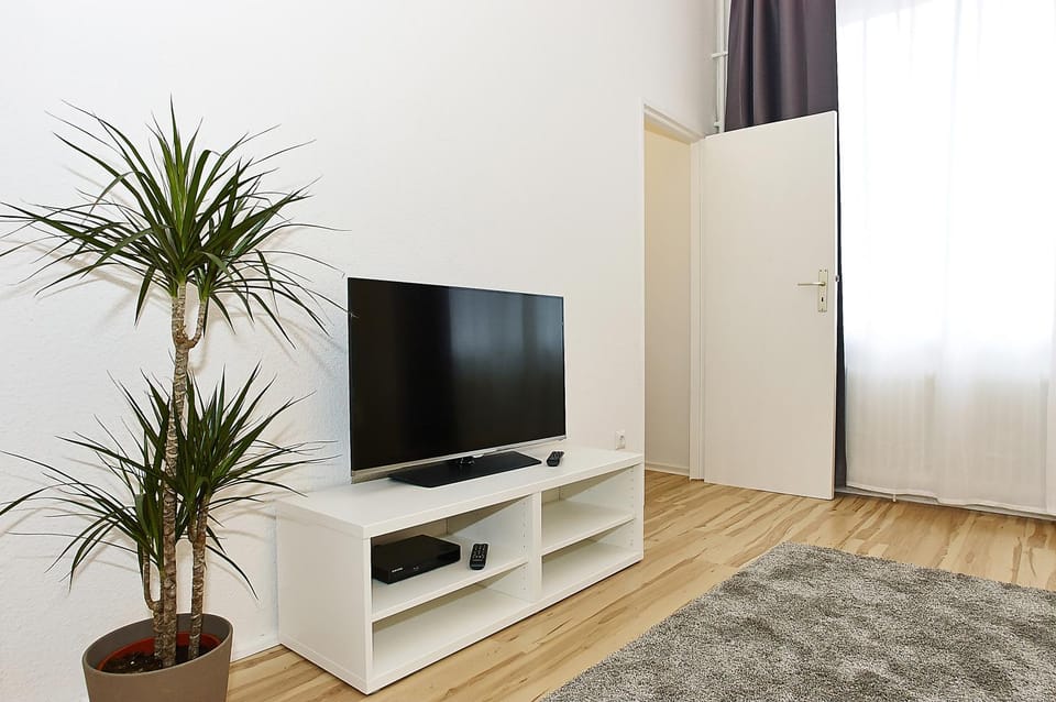 TV and multimedia, View (from property/room), Living room, Decorative detail, Bedroom
